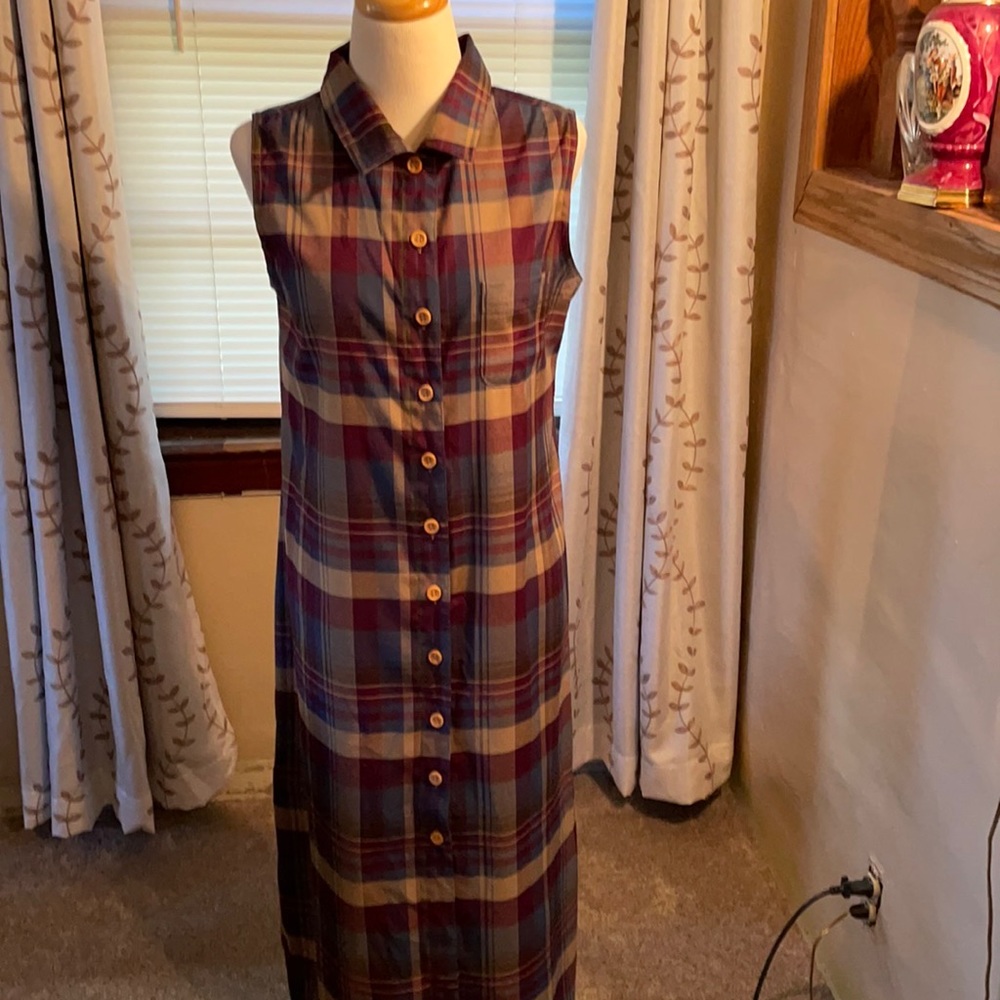 Expressions size16, red, green plaid button down no sleeves pocket, side split.
